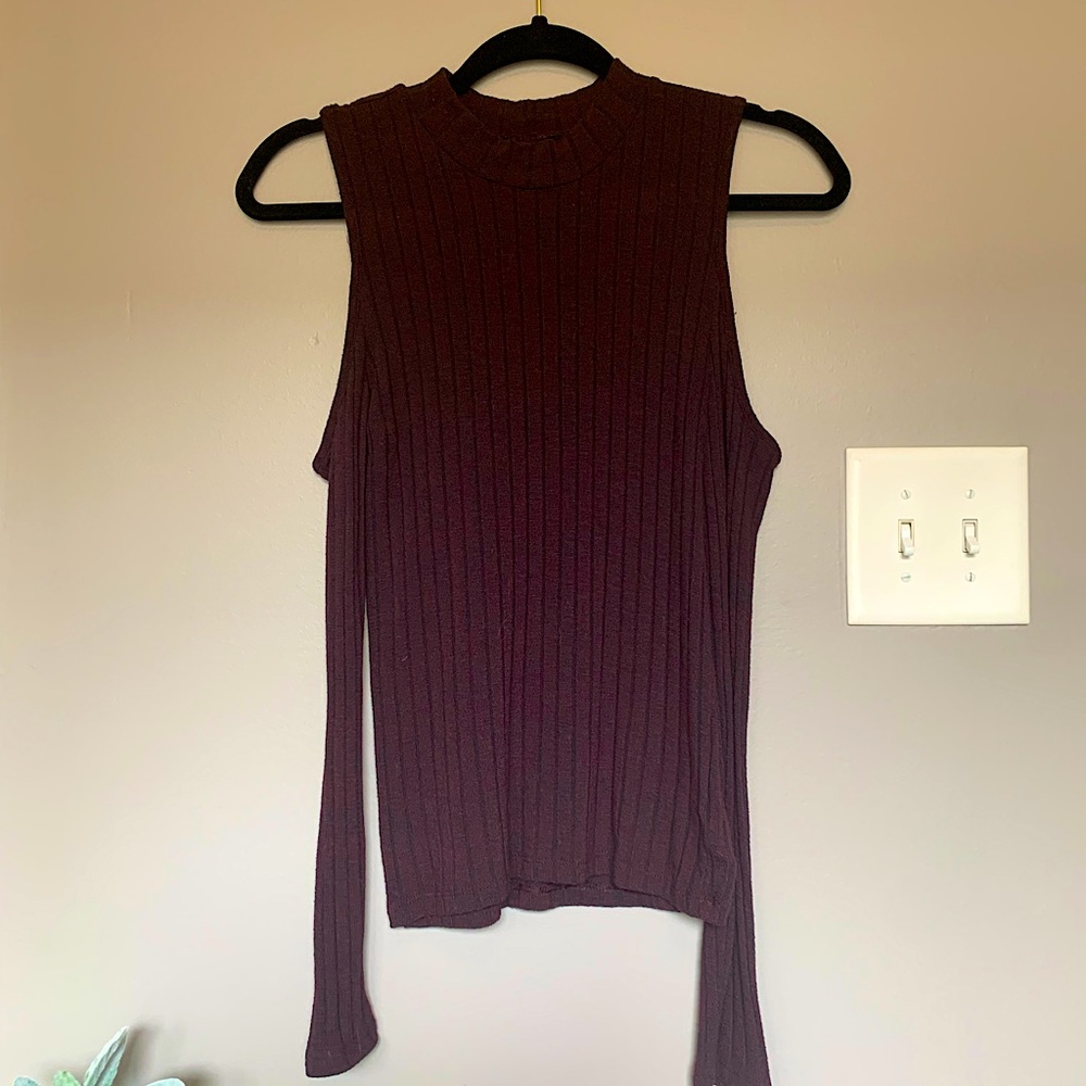AEO Women’s turtleneck cold shoulder sweater - M